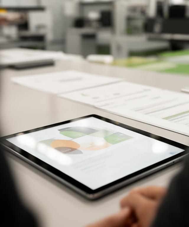 Tablet s objednávkovou aplikáciou na pracovnom stole vo firme